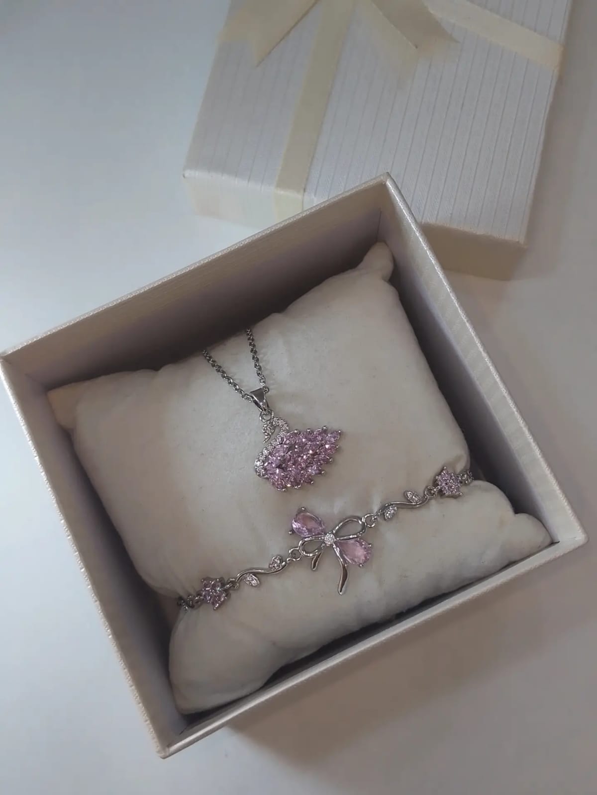 Luminous Swan Pendant + Tulip Bracelet Set